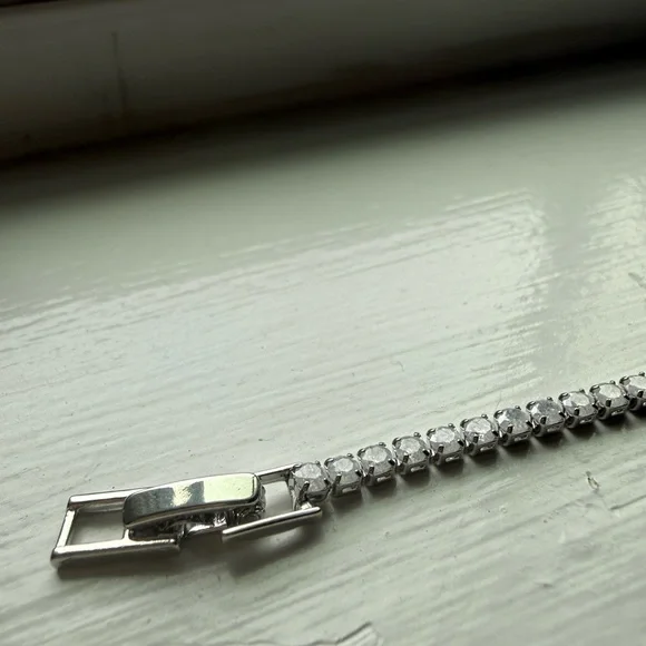 NEW Pretty Bird Jewelry Cubic Zirconia Tennis Bracelet- Sparkling White 7” - Picture 5 of 9